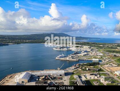 PORTO DI APRA, Guam (ago. 11, 2021) - una vista aerea della base navale degli Stati Uniti Guam mostra diverse navi ormeggiate ad Apra Harbour, comprese le navi del Regno Unito Carrier Strike Group 21, agosto 9. Il dispiegamento è il primo del Regno Unito da un gruppo di sciopero di carrier nell'Indo-Pacifico per quasi 25 anni e segna un successo storico nella partnership bilaterale tra gli Stati Uniti e il Regno Unito il cacciatorpediniere missilistico guidato di classe Arleigh Burke, USS i Sullivans (DDG-68) è schierato con il gruppo di sciopero, Come lo sono F-35B Lightning II Joint Strike Fighters of Marine Fighter Attack Squadron 211, HMS Queen Elizabe Foto Stock