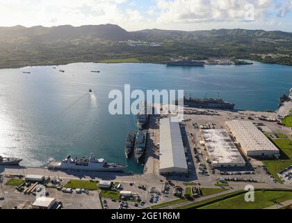 PORTO DI APRA, Guam (ago. 11, 2021) - una vista aerea della base navale degli Stati Uniti Guam mostra diverse navi ormeggiate ad Apra Harbour, comprese le navi del Regno Unito Carrier Strike Group 21, agosto 9. Il dispiegamento è il primo del Regno Unito da un gruppo di sciopero di carrier nell'Indo-Pacifico per quasi 25 anni e segna un successo storico nella partnership bilaterale tra gli Stati Uniti e il Regno Unito il cacciatorpediniere missilistico guidato di classe Arleigh Burke, USS i Sullivans (DDG-68) è schierato con il gruppo di sciopero, Come lo sono F-35B Lightning II Joint Strike Fighters of Marine Fighter Attack Squadron 211, HMS Queen Elizabe Foto Stock