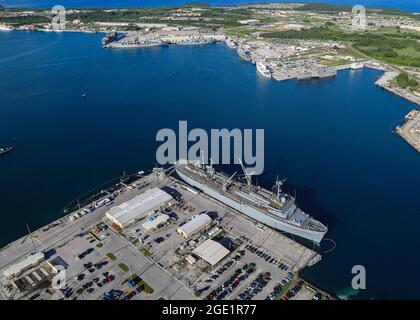 PORTO DI APRA, Guam (ago. 11, 2021) - una vista aerea della base navale degli Stati Uniti Guam mostra diverse navi ormeggiate ad Apra Harbour, comprese le navi del Regno Unito Carrier Strike Group 21, agosto 9. Il dispiegamento è il primo del Regno Unito da un gruppo di sciopero di carrier nell'Indo-Pacifico per quasi 25 anni e segna un successo storico nella partnership bilaterale tra gli Stati Uniti e il Regno Unito il cacciatorpediniere missilistico guidato di classe Arleigh Burke, USS i Sullivans (DDG-68) è schierato con il gruppo di sciopero, Come lo sono F-35B Lightning II Joint Strike Fighters of Marine Fighter Attack Squadron 211, HMS Queen Elizabe Foto Stock