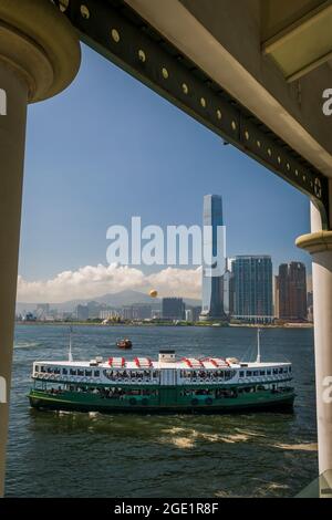 La "Star Solare", una delle flotte di Star Ferry, si avvicina al molo 7 del traghetto centrale sull'isola di Hong Kong dopo aver attraversato Victoria Harbour da Kowloon Foto Stock