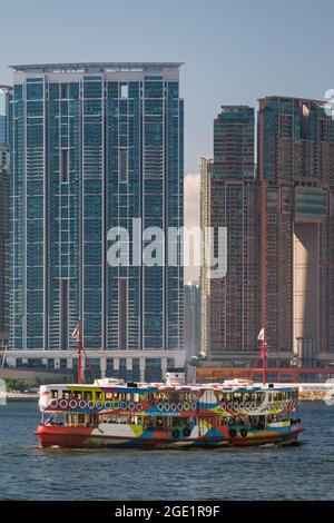 La 'Night Star', una delle flotte di Star Ferry, attraversa Victoria Harbour dal molo 7 del Central Ferry sull'Isola di Hong Kong a Kowloon Foto Stock