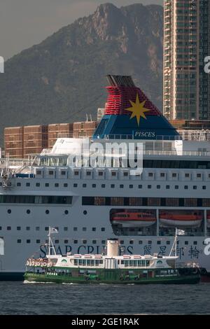 Il 'Shining Star', un Traghetti Star di terza generazione, trasporta i turisti in una crociera di piacere sul Victoria Harbour, Hong Kong Foto Stock