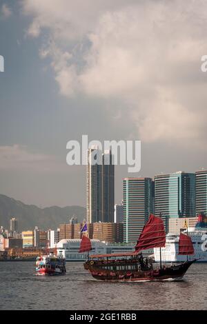 L'Aqua Luna, una giunca cinese costruita nel 2006, trasporta i turisti in una crociera di piacere nel Porto Victoria, Hong Kong Foto Stock