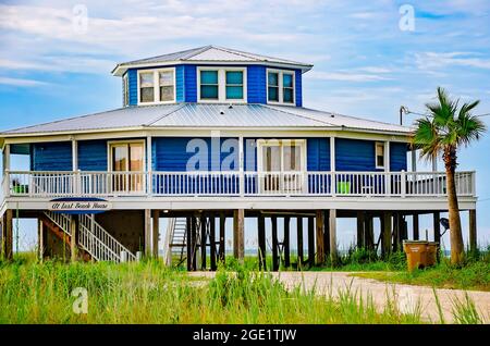 Una tipica casa sulla spiaggia è raffigurata, 12 agosto 2021, a Dauphin Island, Alabama. Foto Stock