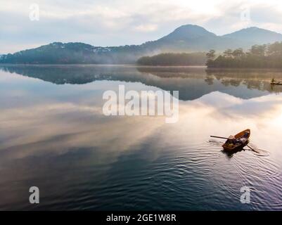 Lago Tuyen Lam di Nizza nella città di da Lat provincia di Lam Dong Vietnam meridionale Foto Stock