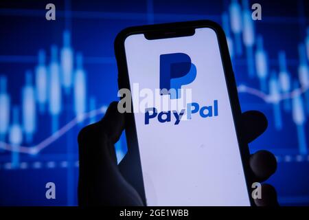 LONDRA, UK - Agosto 2021: Logo del servizio finanziario PayPal su uno smartphone Foto Stock