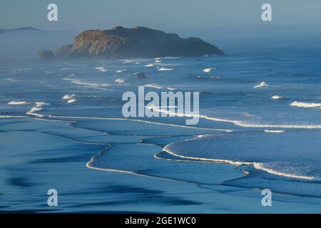 Vista su Haystack Rock, Bandon state Park - punto di osservazione Face Rock, Bandon, Oregon Foto Stock