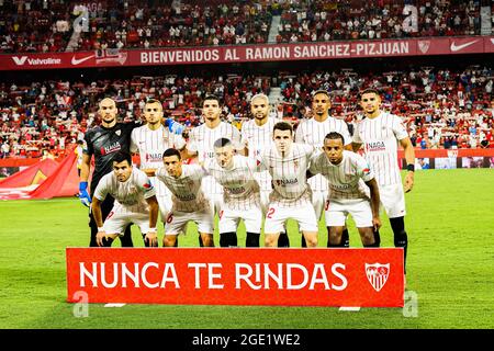 Siviglia, Spagna. 15 agosto 2021. I giocatori del Sevilla FC posano per i media prima della partita la Liga Santander 2021/2022 Sevilla FC vs Rayo Vallecano allo stadio Ramon Sanchez Pizjuan. (Punteggio finale: Sevilla FC 3:0 Rayo Vallecano) Credit: SOPA Images Limited/Alamy Live News Foto Stock