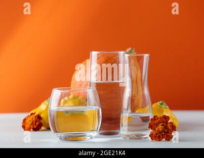 Autunno ancora vita di zucche distorte attraverso l'acqua in bicchieri. Il concetto di Ringraziamento o Halloween. Umore autunnale Foto Stock