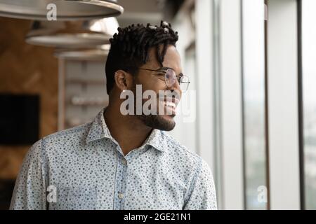 Ritratto di riuscito imprenditore africano posa uomo in ufficio moderno Foto Stock