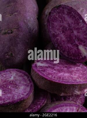 Patate dolci porpora tagliate a fette Foto Stock