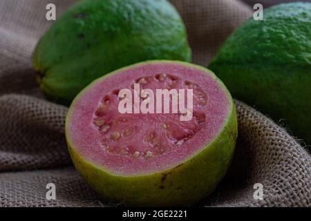 Frutta di guava rosa tagliata a metà Foto Stock