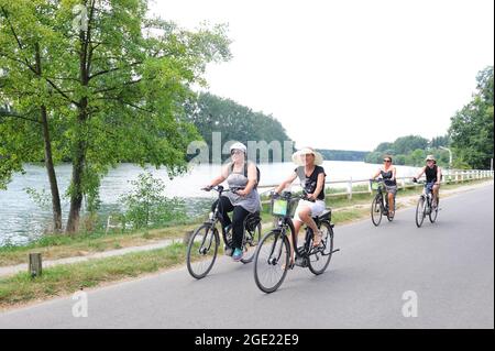 FRANCIA, VAL-D'OISE (95) HERBLAY, GIRO IN BICICLETTA ELETTRICA NELLA FORESTA E SULLE RIVE DELLA SENNA Foto Stock