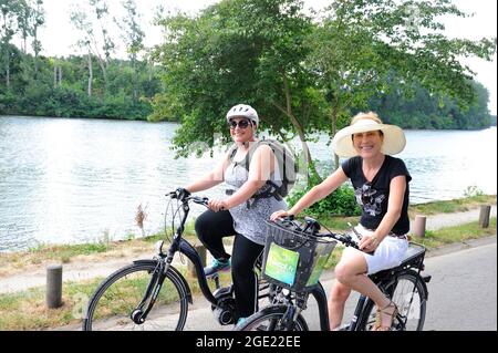 FRANCIA, VAL-D'OISE (95) HERBLAY, GIRO IN BICICLETTA ELETTRICA NELLA FORESTA E SULLE RIVE DELLA SENNA Foto Stock