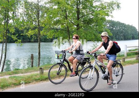 FRANCIA, VAL-D'OISE (95) HERBLAY, GIRO IN BICICLETTA ELETTRICA NELLA FORESTA E SULLE RIVE DELLA SENNA Foto Stock