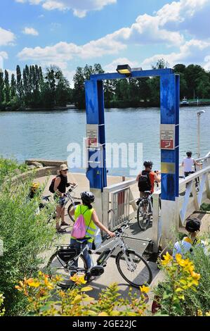 FRANCIA, VAL-D'OISE (95) HERBLAY, GIRO IN BICICLETTA ELETTRICA NELLA FORESTA E SULLE RIVE DELLA SENNA, ANDARE AL TRAGHETTO Foto Stock