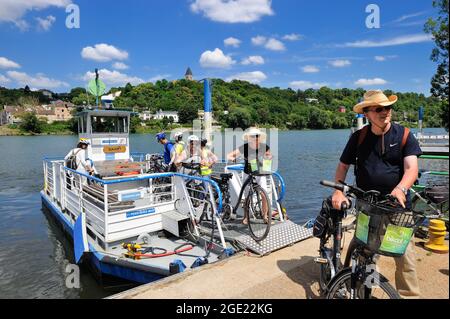 FRANCIA, VAL-D'OISE (95) HERBLAY, GIRO IN BICICLETTA ELETTRICA NELLA FORESTA E SULLE RIVE DELLA SENNA, TRAGHETTO Foto Stock