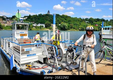 FRANCIA, VAL-D'OISE (95) HERBLAY, GIRO IN BICICLETTA ELETTRICA NELLA FORESTA E SULLE RIVE DELLA SENNA, TRAGHETTO Foto Stock