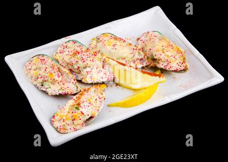 Le cozze kiwi, note anche come verdi, verdi-lipped, giganti e Nuova Zelanda, cotte al forno con salsa al formaggio, peperone, parmigiano, roe di pesce volante tobiko. Foto Stock