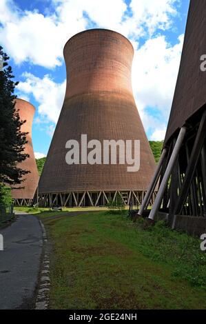 Torri di raffreddamento ridondanti presso l'ex centrale elettrica Ironbridge, in disuso, Shropshire, Regno Unito Foto Stock