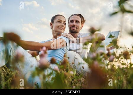 Foto messa a fuoco sulla coppia amorevole avendo data Foto Stock