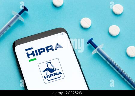 Galizia, Spagna; 8 Giugno 2020 : logo HIPRA su schermo smartphone su sfondo blu. Azienda farmaceutica spagnola Foto Stock