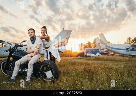 Due persone attive che hanno una sessione fotografica sul campo aereo Foto Stock