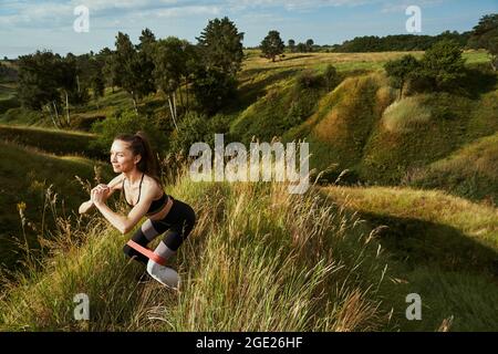 Giovane sportivo che rende più complicato il solito allenamento Foto Stock