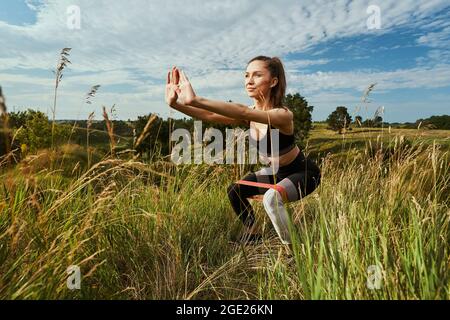 Rendere l'allenamento regolare più complicato con la banda di resistenza Foto Stock