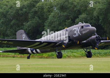 Douglas DC-3 / C47 KP220 G-ANAF, drag em oot East Kirkby Foto Stock