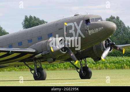 Douglas DC-3 / C47 KP220 G-ANAF, drag em oot East Kirkby Foto Stock