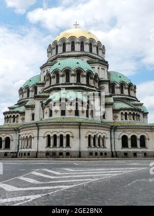 Foto verticale della cattedrale di Alexandr Nevski a Sofia in Bulgaria Foto Stock