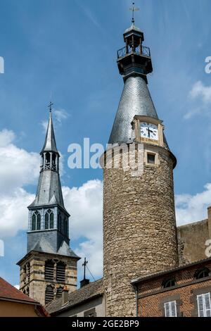 Saint-Pourcain sur Sioule, torre della chiesa e torre dell'orologio, Allier dipartimento, Auvergne-Rhone-Alpes, Francia Foto Stock