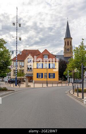 Meckesheim, Germania: 5 agosto 2021: Piazza del villaggio della comunità di Meckesheim nel sud della Germania con la chiesa protestante e il municipio Foto Stock