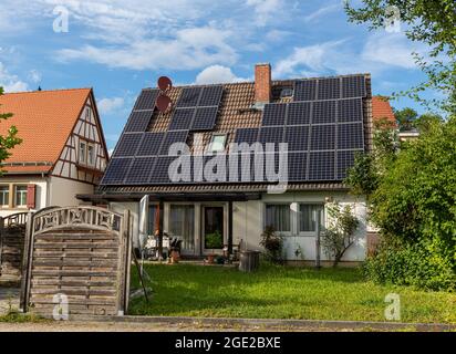 Casa singola in Germania con impianto solare fotovoltaico retrofit sul tetto Foto Stock