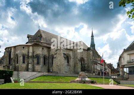 Saint-Pourcain sur Sioule, vista Sainte Croix chiesa, Allier dipartimento, Auvergne-Rhone-Alpes, Francia Foto Stock