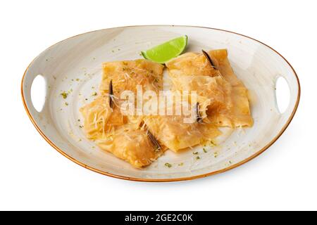 Ravioli di piatto italiano in piastra isolata su sfondo bianco Foto Stock