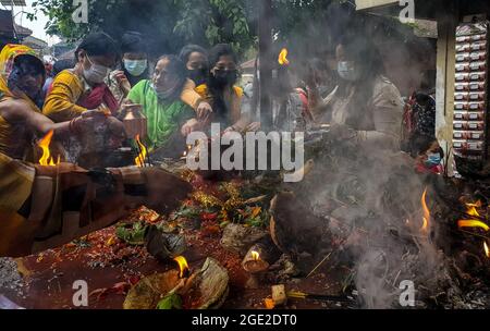 Kathmandu, Bagmati, Nepal. 16 agosto 2021. Le donne nepalesi pregano su Shrawan Somvar in un tempio di Shiva in mezzo all'epidemia di COVID-19 a Kathmandu, capitale del Nepal, il 16 agosto 2021. Lunedì o Somvars del mese santo Shrawan sono considerati favorevoli come la gente veloce ed offrire le preghiere al Signore Shiva, specialmente le donne digiunano & pregano per una vita prospera e lunga dei loro mariti o desiderano trovarne una buona. (Credit Image: © Sunil Sharma/ZUMA Press Wire) Credit: ZUMA Press, Inc./Alamy Live News Foto Stock