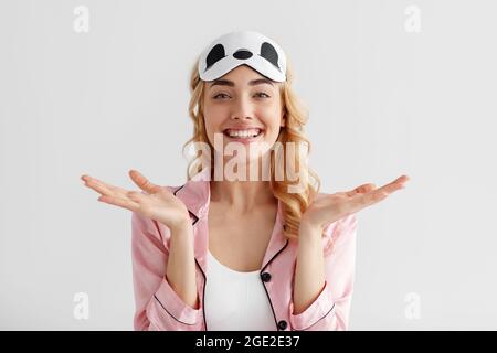 Ritratto di positivo blogger modello femminile, svegliarsi al mattino ha buon umore Foto Stock