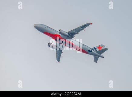 Sydney, NSW, Australia - 8 maggio 2021: Aereo Jetstar Airlines VH-VQM Airbus A320-232 che decollo dall'Aeroporto di Sydney. Foto Stock