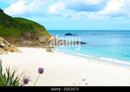 Herm, Isole del canale, Regno Unito - 1 luglio 2016: Sabbia bianca e mare turchese nella bellissima e vuota spiaggia di Belvoir Bay in una soleggiata giornata estiva. Foto Stock