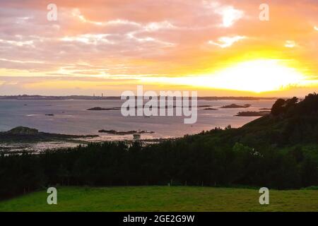 Herm, Isole della Manica, Regno Unito - 2 luglio 2016: Vista del porto di San Pietro su Guernsey da Herm durante il tramonto di una giornata estiva soleggiata. Foto Stock