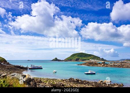 Herm, Isole della Manica, Regno Unito - 2 luglio 2016: Vista dell'isola Jethou e del Trident Ferry da Guernsey atterrando a Rosaire Steps con bassa marea in estate Foto Stock