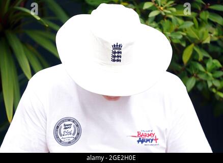 Primo piano di un cappello inglese prima del quinto giorno della seconda partita di test al Lord's, Londra. Data immagine: Lunedì 16 agosto 2021. Foto Stock