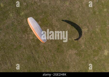 Parapendio vista dall'alto, impara a volare su un campo aereo. Scuola di vela pubblicità con spazio di copia Foto Stock