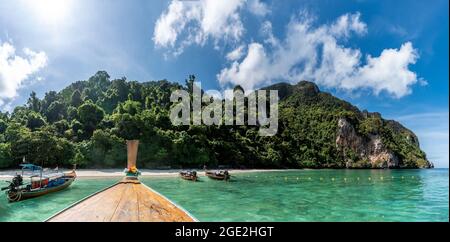 Paesaggio con la famosa spiaggia delle scimmie alle Isole Phi Phi, Thailandia Foto Stock