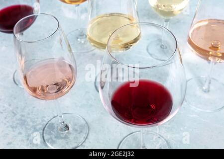 Un bicchiere di vino rosso in una degustazione presso una cantina. Vari colori e forme di occhiali Foto Stock