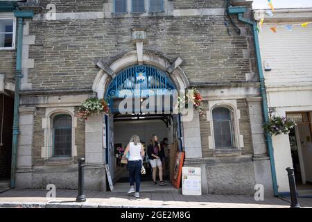 Kingsbridge Market Town, situato nel quartiere South Hams del Devon Sud, adagiato su ripidi pendii che conducono alla splendida estuario del fiume Dart, Inghilterra. Foto Stock