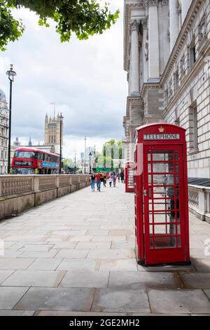 Iconiche scatole telefoniche rosse su Whitehall a Londra, Inghilterra, Regno Unito Foto Stock