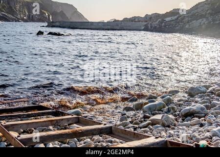 Ferrovia a scorrimento presso un porto nella contea di Donegal - Irlanda. Foto Stock